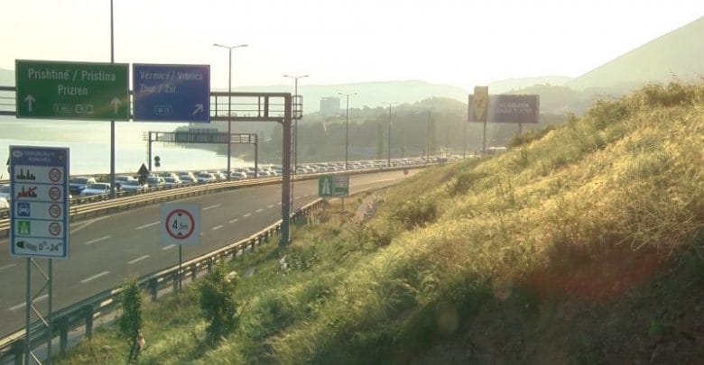 Kriza politike nuk pengon kosovarët që të nisen drejt bregdetit, çdo fundjavë rradhë të gjata Kriza politike nuk pengon kosovarët që të nisen drejt bregdetit, çdo fundjavë rradhë të gjata