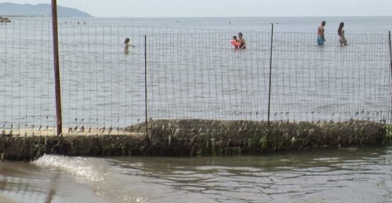 Në Shqipëri detit i del pronari, rrethohen me gardhe e beton. Deti, “tokë e zanun” (VIDEO) Në Shqipëri detit i del pronari, rrethohen me gardhe e beton. Deti, “tokë e zanun” (VIDEO)