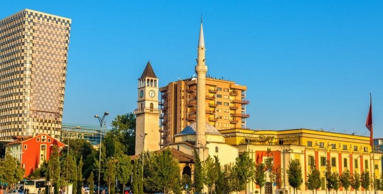 Gazetari i “The Guardian”: Tirana, një qytet interesant. I mrekullueshëm për t’u vizituar