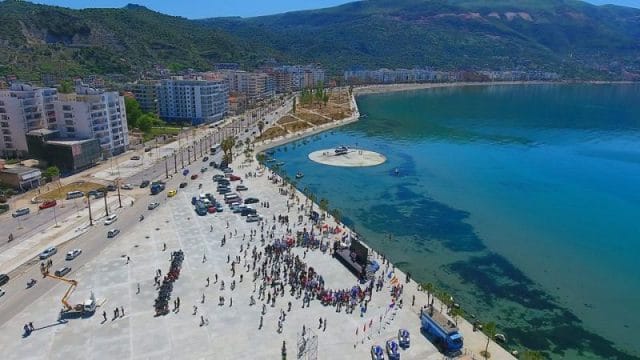Covid lëshon ‘përtokë’ Vlorën, bie ndjeshëm numri i vizitorëve këtë vit, ja sa përqind më pak se gushtin e kaluar Covid lëshon ‘përtokë’ Vlorën, bie ndjeshëm numri i vizitorëve këtë vit, ja sa përqind më pak se gushtin e kaluar