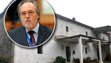 Diplomati shqiptar tregon si zyrtarët nga Shqipëria votuan në favor të rezolutës antishqiptare të Dik Martit Diplomati shqiptar tregon si zyrtarët nga Shqipëria votuan në favor të rezolutës antishqiptare të Dik Martit
