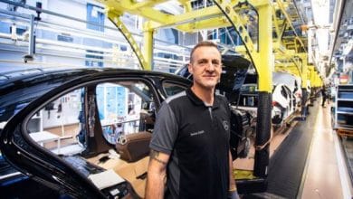 Mercedesi E-Klas në “duart” e emigrantit shqiptar, befason gjermanët me talentin e tij Mercedesi E-Klas në “duart” e emigrantit shqiptar, befason gjermanët me talentin e tij
