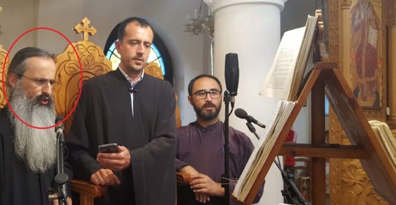 Mohon krimet në Kosovë, prifti nacionalist serb këndon në Durrës Mohon krimet në Kosovë, prifti nacionalist serb këndon në Durrës