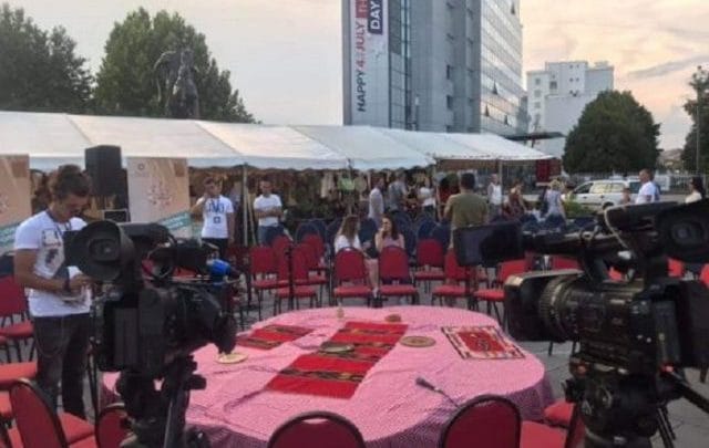 Në Prishtinë shtrohet sofra tradicionale për mërgimtarët