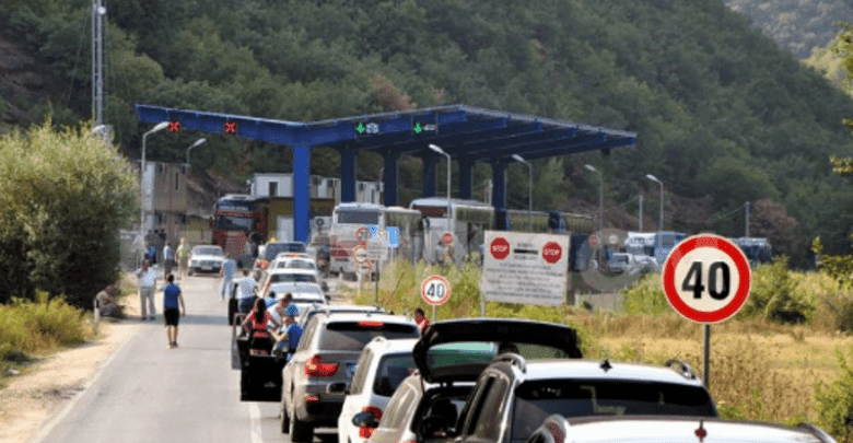 Mërgimtarët po vazhdojnë të përballen me kolona të gjata në pikat kufitare me Serbinë