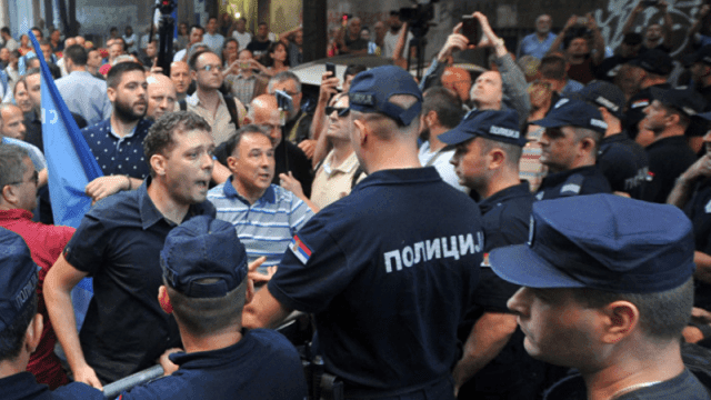 Gazetarja Shqiptare kërcënohet nga serbët. “Me dhëmbë do e kisha shqyer një fëmijë shqiptari” Gazetarja Shqiptare kërcënohet nga serbët. “Me dhëmbë do e kisha shqyer një fëmijë shqiptari”
