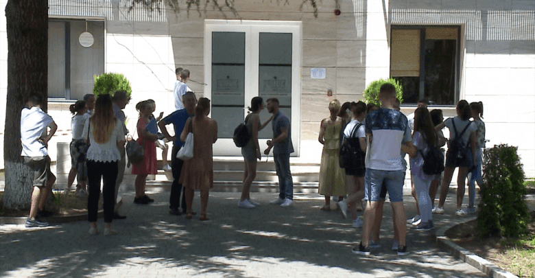 “Arratisen” maturantët, në 3 ditë 750 aplikime për studime jashtë