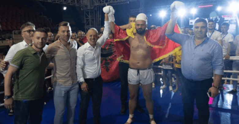 Shqelma e grushta derisa e hodhi përtokë kundërshtarin serb: Memedi mbron titullin e kampionit të Europës Shqelma e grushta derisa e hodhi përtokë kundërshtarin serb: Memedi mbron titullin e kampionit të Europës