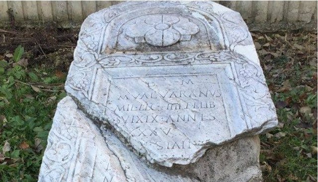 Kumanovë, sërbët fshehin pllakat e gurëve që shkruajnë “DARDANIO” Kumanovë, sërbët fshehin pllakat e gurëve që shkruajnë “DARDANIO”