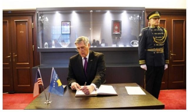 Kosnett reagon për dorëheqjen e Haradinajt: Do t’ju vëzhgojmë si do të zgjidhet situata