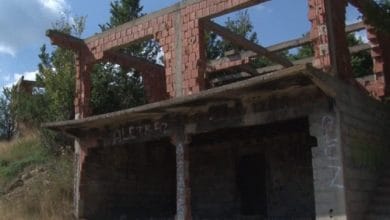 Shtëpitë e shqiptarëve në veri të Mitrovicës shndërrohen në deponi mbeturinash nga serbët