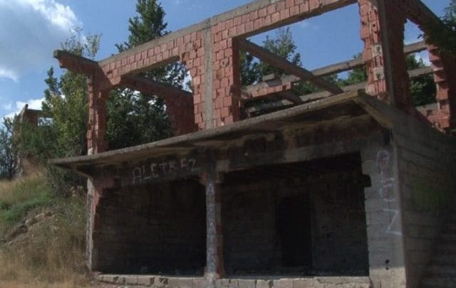 Shtëpitë e shqiptarëve në veri të Mitrovicës shndërrohen në deponi mbeturinash nga serbët