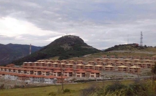Serbët vazhdojnë ndërtimin e shtëpive në veri të Mitrovicës, shqiptarët të shqetësuar Serbët vazhdojnë ndërtimin e shtëpive në veri të Mitrovicës, shqiptarët të shqetësuar