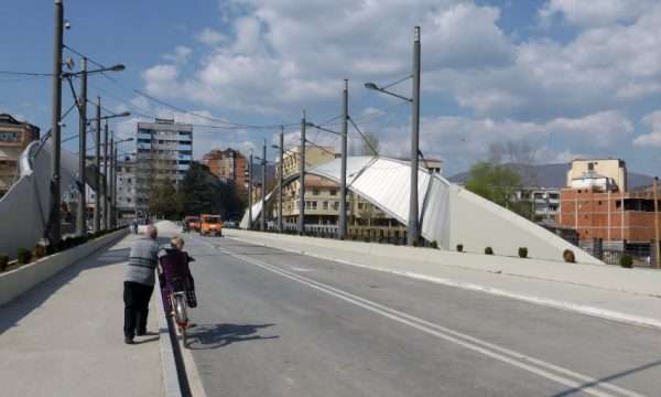 Qeveria: Serbët në veri po blejnë mallra të Kosovës, asnjë kamion serb nuk shkel në tokën tonë Qeveria: Serbët në veri po blejnë mallra të Kosovës, asnjë kamion serb nuk shkel në tokën tonë