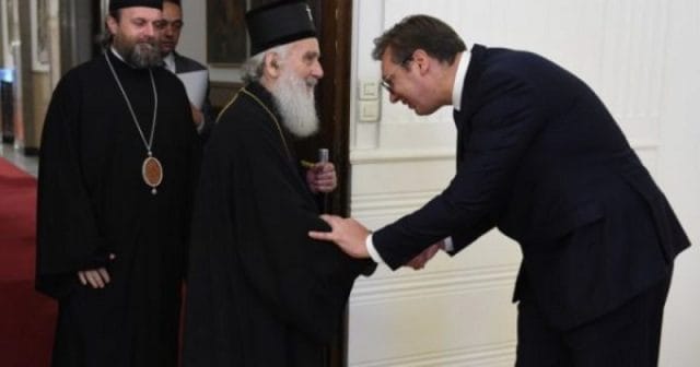 Vuciq i qahet patriarkut serb: “Sa herë po takohemi, situata në Kosovë vetëm sa po komplikohet” Vuciq i qahet patriarkut serb: “Sa herë po takohemi, situata në Kosovë vetëm sa po komplikohet”