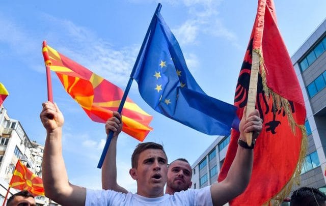 Si do të shpëtojë Maqedonia e Veriut nga kriza? Gazetari zbulon skenarët Si do të shpëtojë Maqedonia e Veriut nga kriza? Gazetari zbulon skenarët