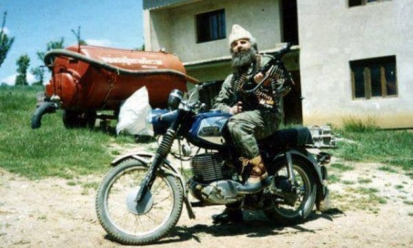 Tahiri tregon kush e çoi Adem Jasharin për t’u ushtruar në Shqipëri Tahiri tregon kush e çoi Adem Jasharin për t’u ushtruar në Shqipëri