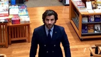 Profesori i Parisit për luftën e UÇK-së: O trima! Sa shëtisni me pushkë në dorë Profesori i Parisit për luftën e UÇK-së: O trima! Sa shëtisni me pushkë në dorë