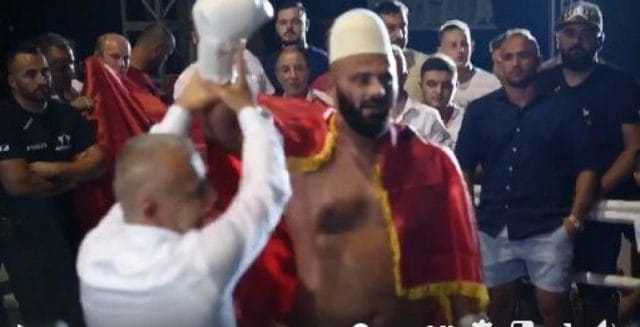 Kik-boksieri shqiptar të gjitha parat e biletave i dhuron për bamirësi Kik-boksieri shqiptar të gjitha parat e biletave i dhuron për bamirësi
