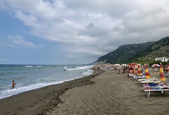 Rana e Hedhun, destinacioni më i preferuar për pushuesit shqiptarë Rana e Hedhun, destinacioni më i preferuar për pushuesit shqiptarë