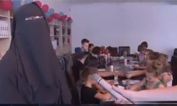 Në kohën kur e gjithë Europa po i ndalon me ligj, në Luginën e Preshevës i edukojnë fëmijët me burkë (VIDEO)