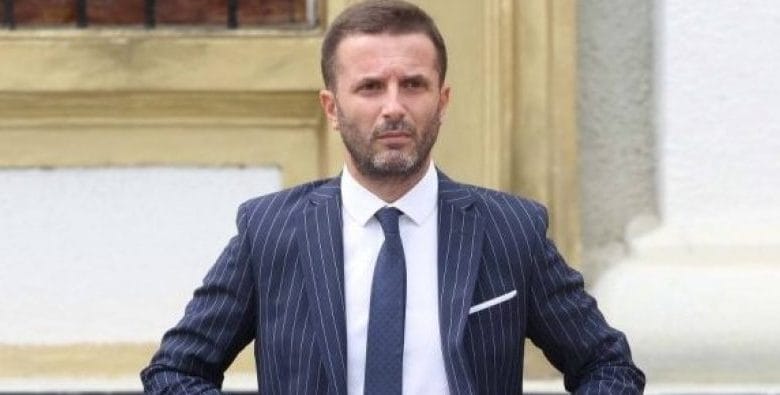 LAJM I FUNDIT/ Jep dorëheqjen zv/kryeministri Erion Braçe, video që postoi në Facebook LAJM I FUNDIT/ Jep dorëheqjen zv/kryeministri Erion Braçe, video që postoi në Facebook