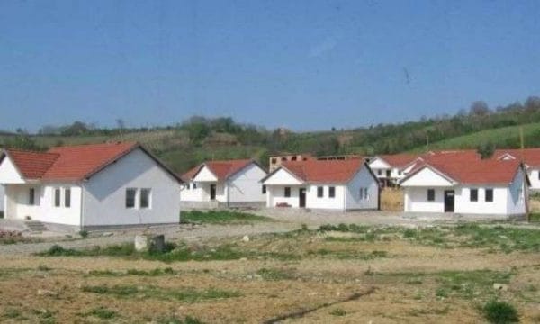 Serbët i shesin shtëpitë që ua ndërtoi Qeveria e Kosovës Serbët i shesin shtëpitë që ua ndërtoi Qeveria e Kosovës
