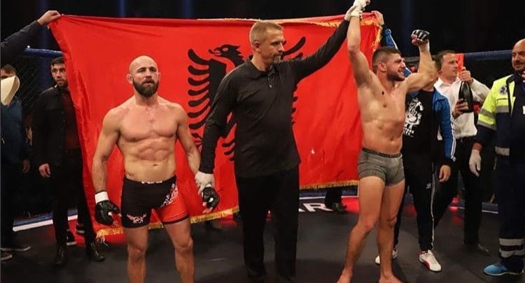 Marku triumfon! Mban premtimin, nokauton anglezin në shtëpi të vet (VIDEO) Marku triumfon! Mban premtimin, nokauton anglezin në shtëpi të vet (VIDEO)