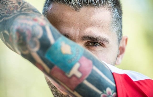 Pyetja e gazetarit për Behramin: Njihesh si luftëtar, por ike nga lufta e Kosovës Pyetja e gazetarit për Behramin: Njihesh si luftëtar, por ike nga lufta e Kosovës