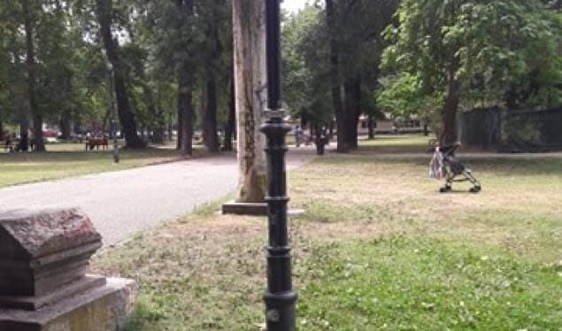 Përdhosen tabelat në gjuhën shqipe brenda parkut të Shkupit Përdhosen tabelat në gjuhën shqipe brenda parkut të Shkupit