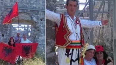 Shqiptarët vendosin flamurin kuq e zi në kishën ilire në Ulqin (FOTO) Shqiptarët vendosin flamurin kuq e zi në kishën ilire në Ulqin (FOTO)