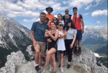 Larg plazhit, turistë nga Kosova e Gjermania shijojnë bukuritë e Valbonës
