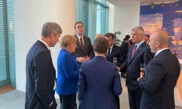 Agjencia franceze: Ndryshe nga Merkel, Macron është i hapur ndaj idesë së shkëmbimit të territoreve Agjencia franceze: Ndryshe nga Merkel, Macron është i hapur ndaj idesë së shkëmbimit të territoreve