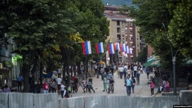 Serbët mbyllin dyqanet në Mitrovicën e Veriut Serbët mbyllin dyqanet në Mitrovicën e Veriut