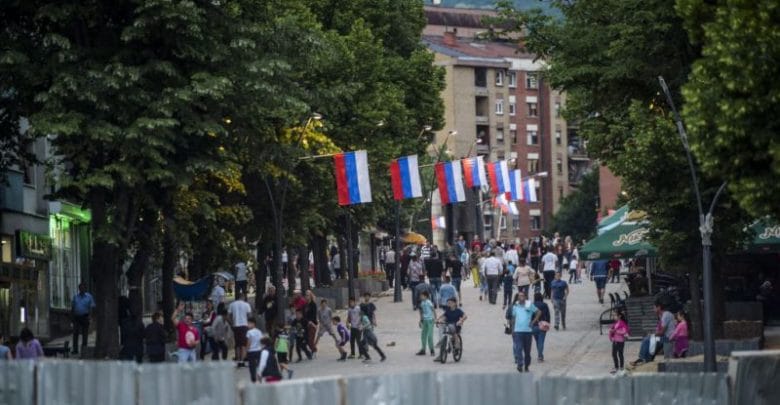 Serbët mbyllin dyqanet në Mitrovicën e Veriut