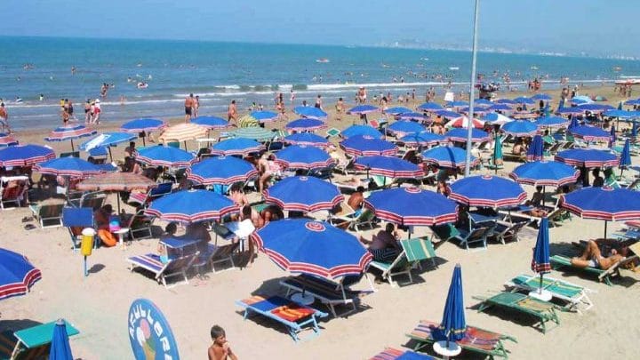 Viti i rekordeve në turizëm… Shqipëria importoi 90 milionë lekë çadra plazhi Viti i rekordeve në turizëm… Shqipëria importoi 90 milionë lekë çadra plazhi