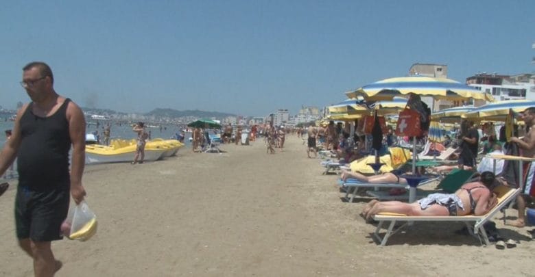 Turistët qëndrojnë 4,3 ditë, shpenzojnë 52 euro për person Turistët qëndrojnë 4,3 ditë, shpenzojnë 52 euro për person