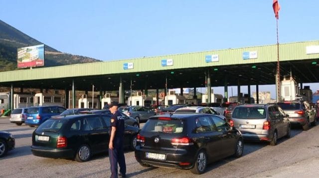 Fluks në Morinë, mijëra shqiptarë të Kosovës në drejtim të plazhit Fluks në Morinë, mijëra shqiptarë të Kosovës në drejtim të plazhit
