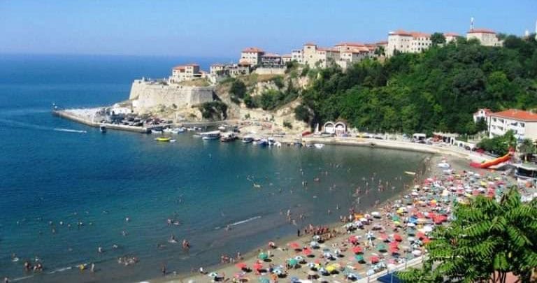 Policia malazeze dënon turistët nga Kosova që nuk e paguan taksën Policia malazeze dënon turistët nga Kosova që nuk e paguan taksën