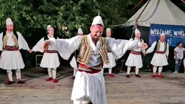 Në Itali performohet vallja e Osman Takës