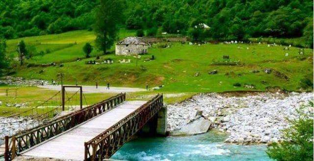 Shqipëria turistike, në trend edhe te zviceranët Shqipëria turistike, në trend edhe te zviceranët