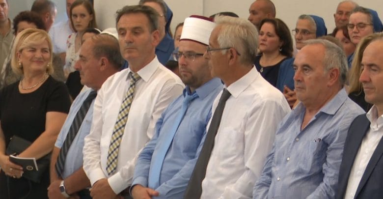 Ndodh vetëm të shqiptarët, hoxha në shugurimin e Kishës Ndodh vetëm të shqiptarët, hoxha në shugurimin e Kishës