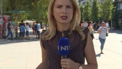 “Me dhëmbë do e kisha shqyer një fëmijë shqiptari”, kërcënohet gazetarja shqiptare nga serbët “Me dhëmbë do e kisha shqyer një fëmijë shqiptari”, kërcënohet gazetarja shqiptare nga serbët