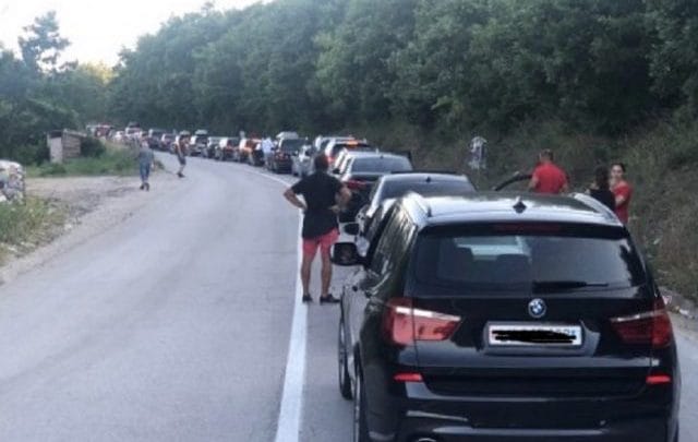Mërgimtarët presin mbi tetë orë në kufi me Serbinë