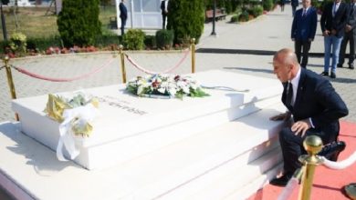 Haradinaj përulet te varri i Rugovës: Ka qenë i një politike humane, paqësore, në interes të popullit Haradinaj përulet te varri i Rugovës: Ka qenë i një politike humane, paqësore, në interes të popullit