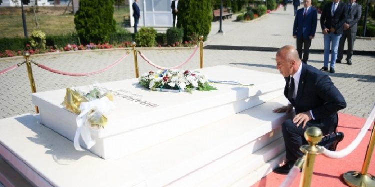 Haradinaj përulet te varri i Rugovës: Ka qenë i një politike humane, paqësore, në interes të popullit Haradinaj përulet te varri i Rugovës: Ka qenë i një politike humane, paqësore, në interes të popullit