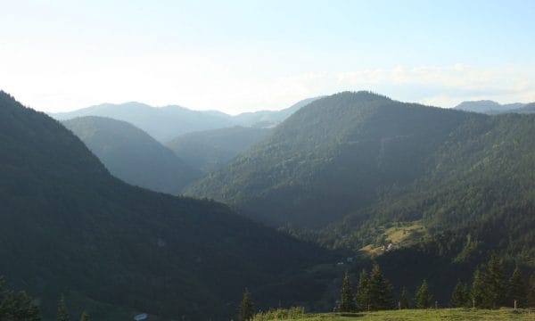 Turisti mahnitet nga bukuritë e Rugovës: Këtu është si në Zvicër (VIDEO) Turisti mahnitet nga bukuritë e Rugovës: Këtu është si në Zvicër (VIDEO)