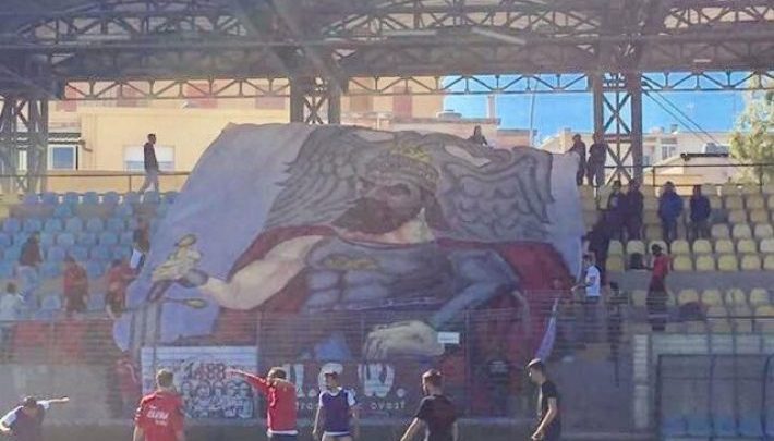 Njihuni me skuadrën arbëreshe të Kategorisë së Dytë në Itali, kanë simbol shqiponjën dhe i këndojnë Skënderbeut (FOTO+VIDEO) Njihuni me skuadrën arbëreshe të Kategorisë së Dytë në Itali, kanë simbol shqiponjën dhe i këndojnë Skënderbeut (FOTO+VIDEO)