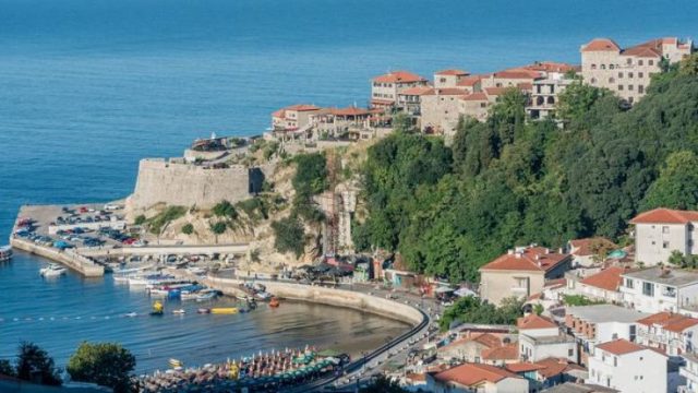 Brohoritën UÇK në Ulqin, pesë të rinj shqiptarë gjobiten dhe dëbohen nga Mali i Zi