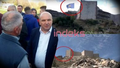 Serbët heqin flamurin e Kosovës nga Kalaja e Artanës Serbët heqin flamurin e Kosovës nga Kalaja e Artanës